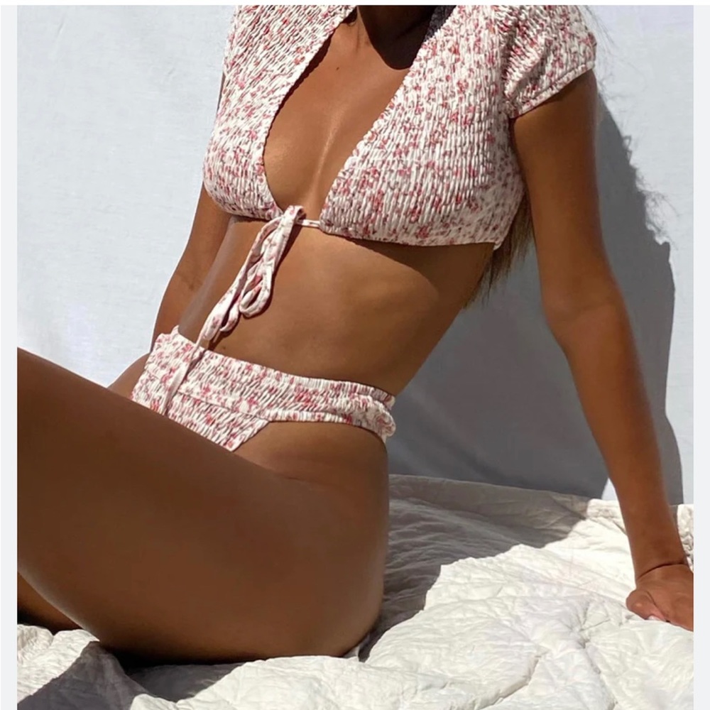 Princess Polly high cut, short sleeve bikini Size 6. Pink and white floral